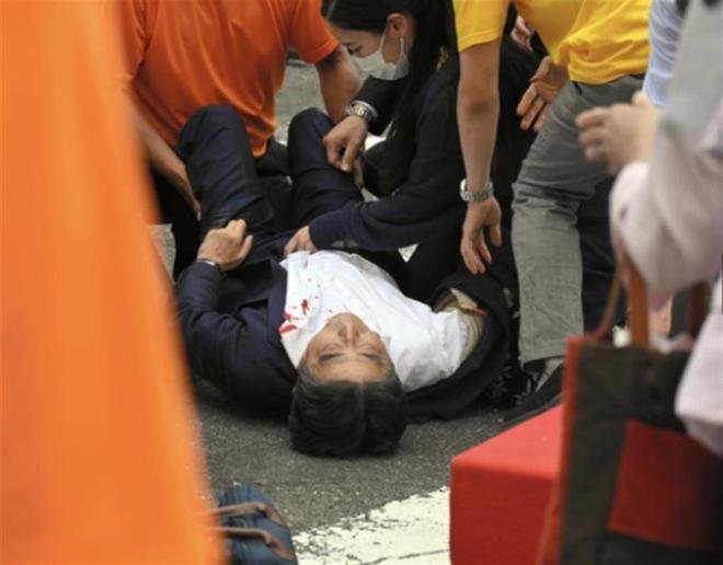 日本民众在安倍倒下地点献花，当地的民众对此事是何态度？