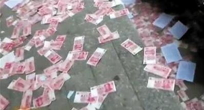 婚礼现场狂撒百万“钞票雨”,宾客一哄而上狂捡钱,这是当地的结婚习俗吗?