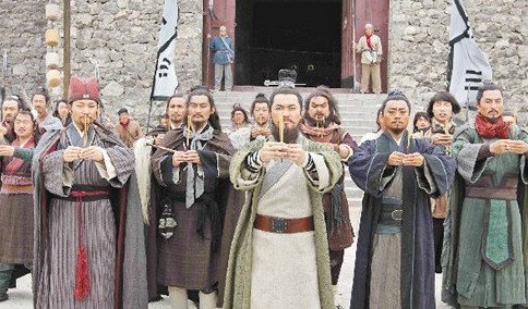 新水浒传里面插曲叫什么。就是那个 兄弟相逢 三碗酒