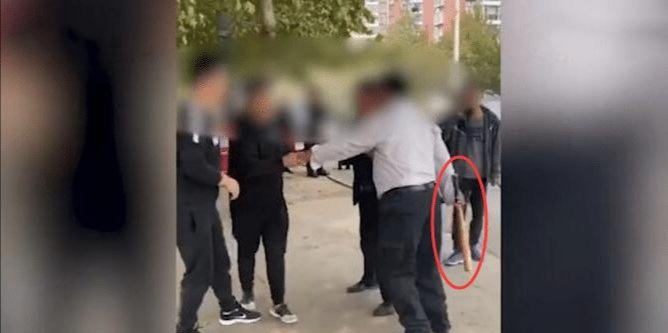 河北男子骑车剐蹭奔驰，巴掌呼脸，一棒子将其轮翻，谁对谁错？