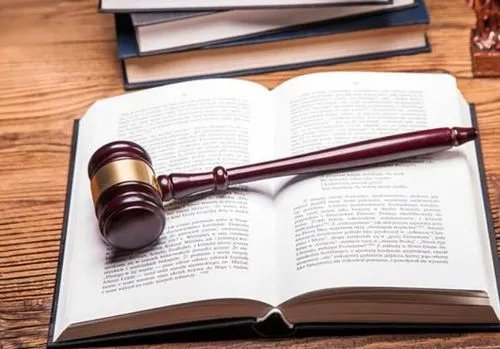 云南一男婴烧伤，53岁父亲携善款失联，他是否会面临法律的制裁？