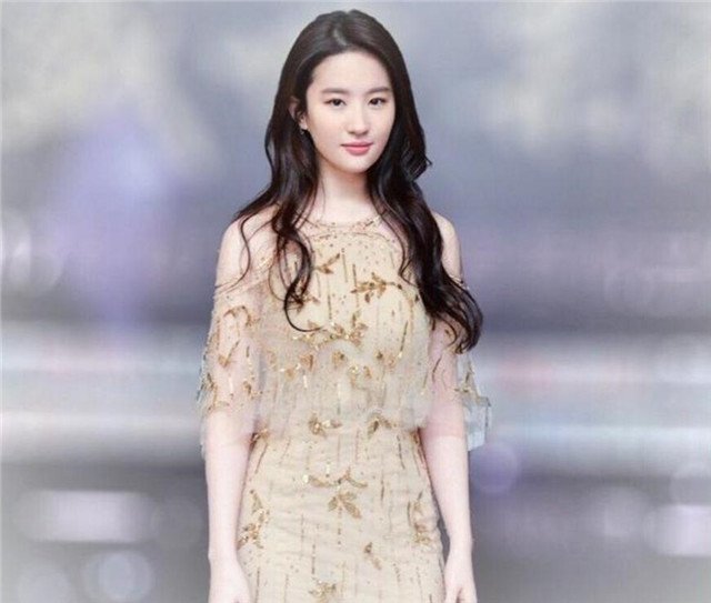 34岁刘亦菲穿貂吃小龙虾，气质优雅小腿纤细，她是如何保养自己的？