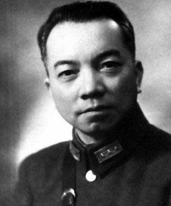 《建国大业》中“表老”“任公”和李济深分别是什么身份?他们是什么关系?李济深由谁饰演???