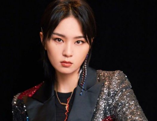 “不受欢迎”的周笔畅默默圈粉三千万，她成功的超越李宇春，你怎么看？