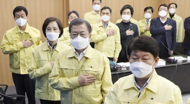 韩国市长向医护人员下跪，这种感恩方式极端吗？