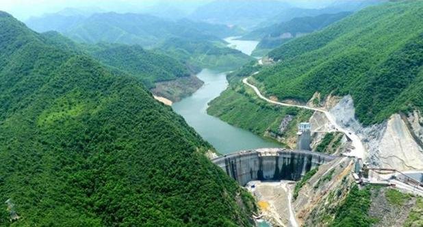 江西山口岩水库二次泄洪，百余村民水库下游“捡鱼”，这种行为有哪些隐患？