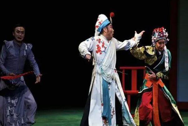 插科打诨指的是戏曲表演中什么内容