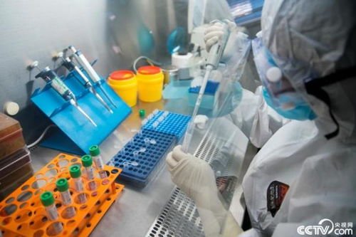 大连抗疫人员因体力不支摔倒，我们应该为这些英雄做什么？