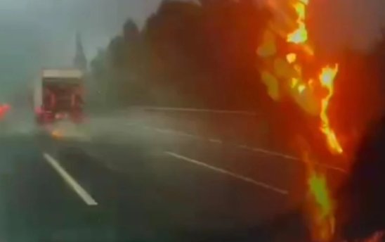 高速行驶的车辆被闪电余波击中后,导致了什么后果?