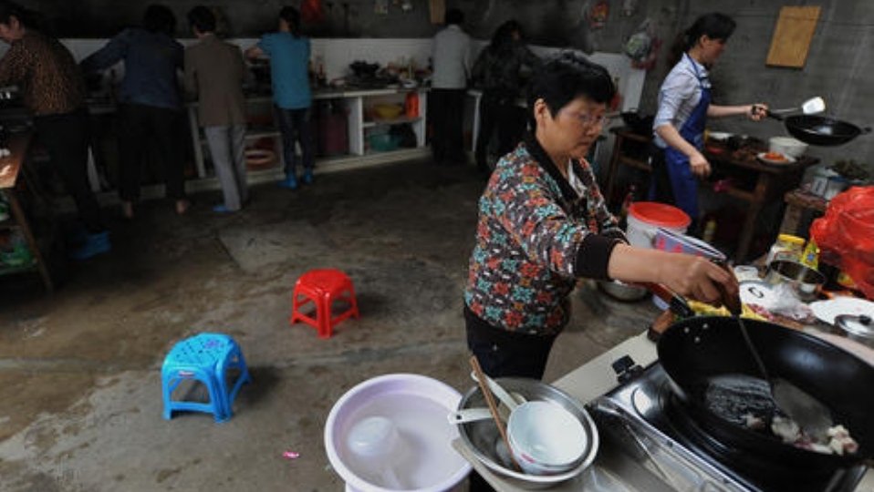 父母烧香拜佛、送饭到门，中国考生家长陪读有多拼？