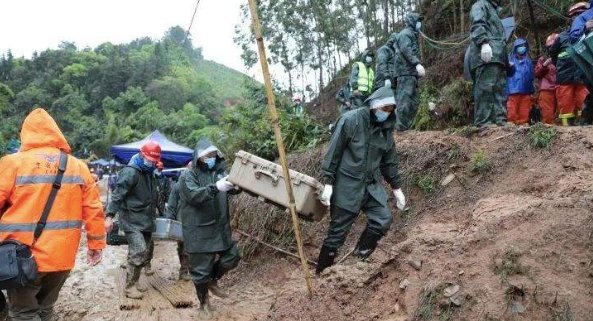 东航失事现场，救援人员每天有2个沉默时刻，他们在现场救援的压力有多大？