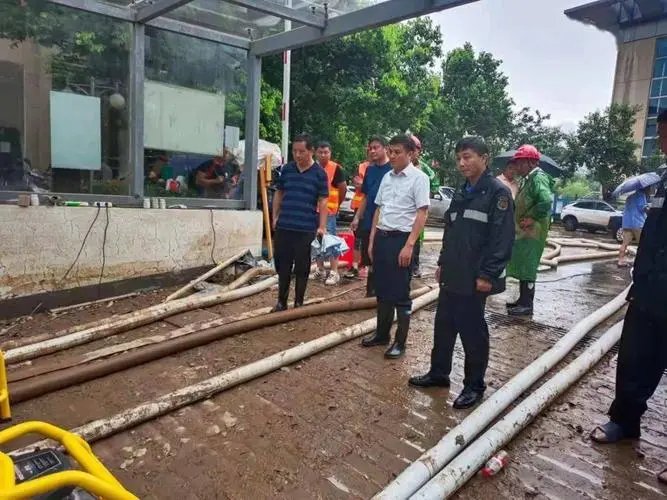 郑州暴雨致小区停电，小卖部大爷为居民免费供电，大爷的举动有多暖心？