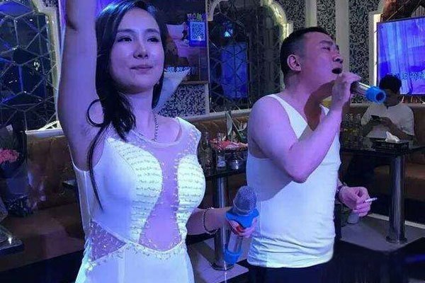 国模干露露个人资料简介 写真很多过于露骨甚至是低俗