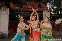 北舞学生在长城跳舞为祖国庆生，你如何看待这位学生的行为？