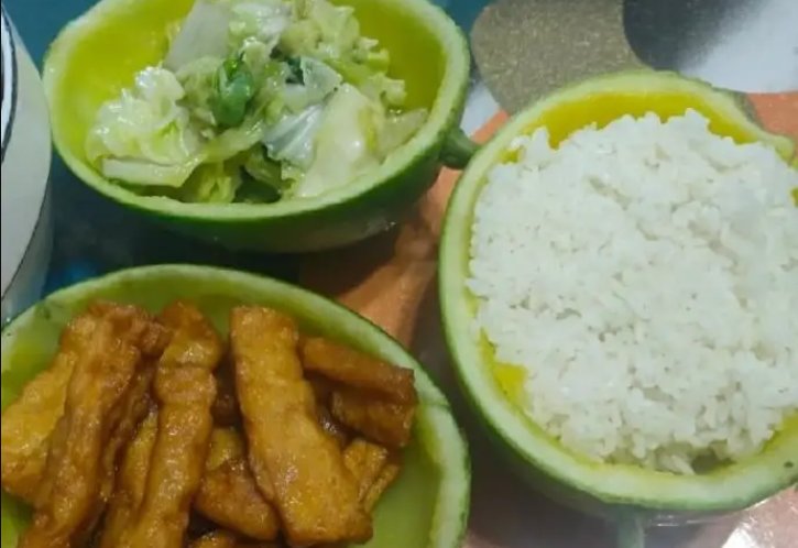 女子为不洗碗用西瓜皮装饭，吃完直接丢掉！饭的口感会有改变吗