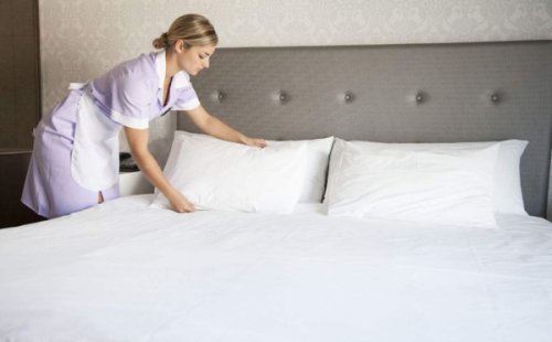 酒店客房铺床过程及步骤？