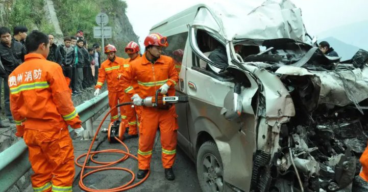 贵州高速客车侧翻27人遇难！造成此事故的原因是什么？