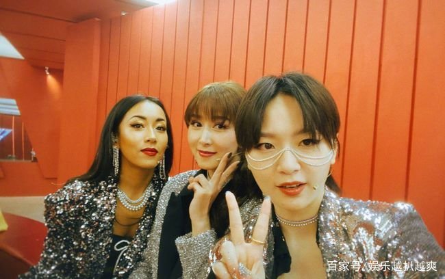 “不受欢迎”的周笔畅默默圈粉三千万，她成功的超越李宇春，你怎么看？