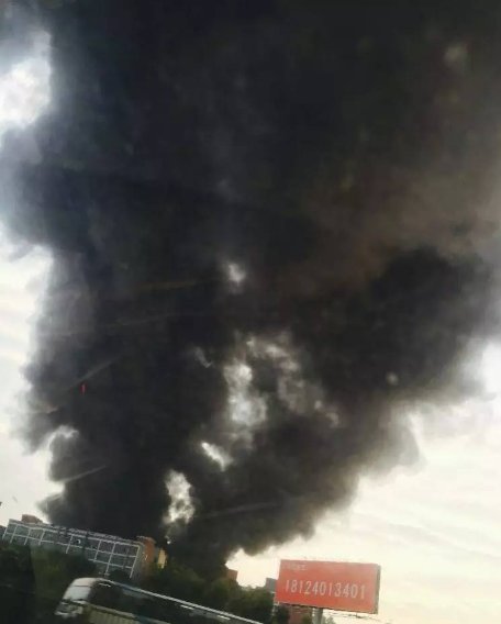 深圳市龙华区一工厂突发大火，现场情况如何？