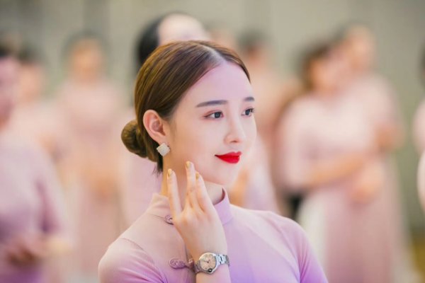 毛戈平化妆学校学费是多少？