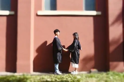 山东一高校女生对一男生下跪，女生为何这么做