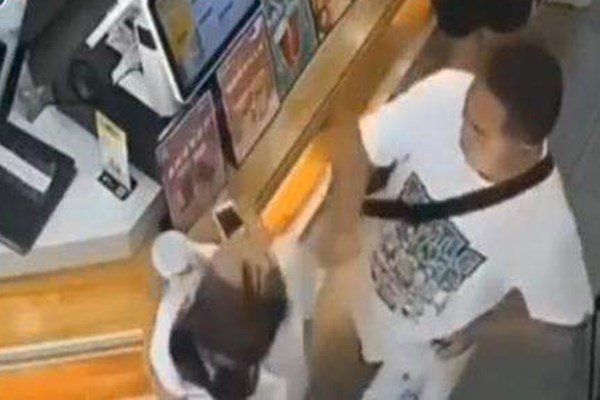 12岁女孩奶茶店内遭陌生男扇耳光，男子为何打人？