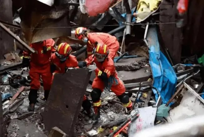 湛江一位母亲因为儿子哭闹惊险躲过煤气罐燃爆，燃气爆炸有多可怕？