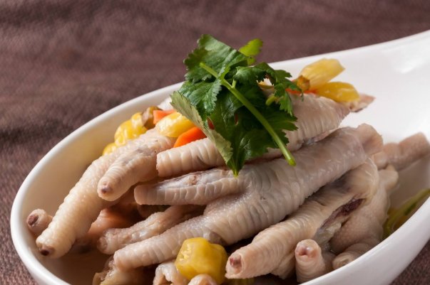 泡椒鸡爪非常受欢迎，怎么辨别商家是不是用的僵尸鸡爪？