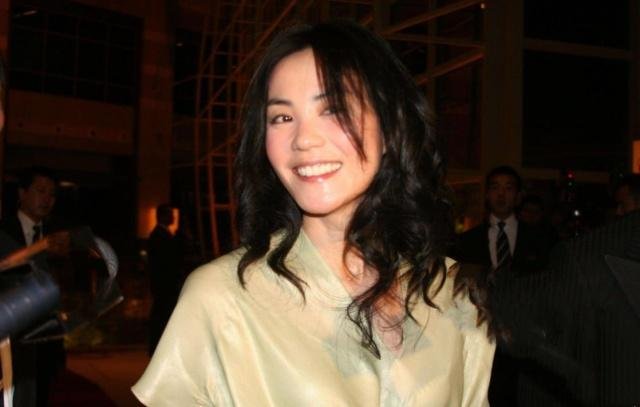 45岁嫁入豪门，离婚获赔600万，与章子怡反目成仇，赵欣瑜后来怎样了？