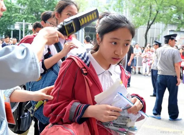 杭州高考第一个出来的考生