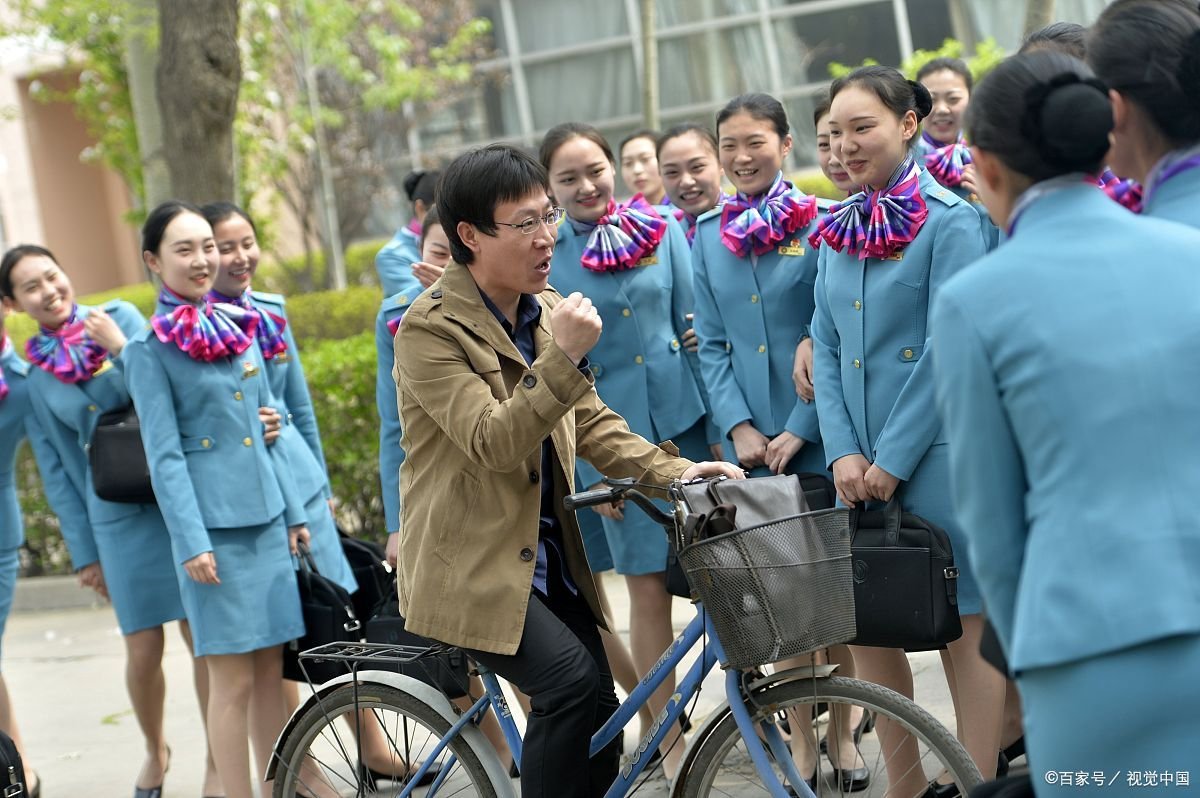 为什么空姐、销售都要穿丝袜？到底是怎么回事呢？