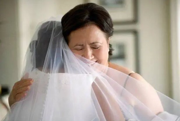 新娘被接走，妈妈独自躲厨房流泪，明明是喜事，妈妈为什么要哭呢？