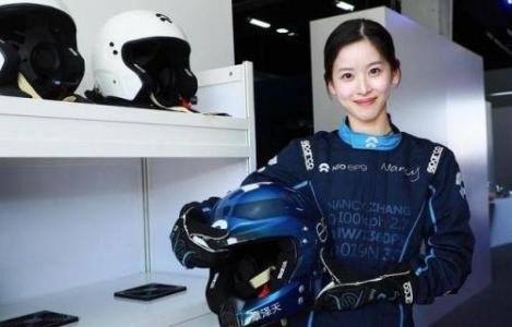 25岁章泽天晒美照准备开学,她有什么让我们值得学习的地方?