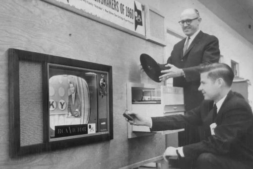 谁被誉为“电视之父”的是谁？