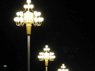 农村大哥自费为行人留灯17年，如何看待他的做法？这是否值得学习呢？