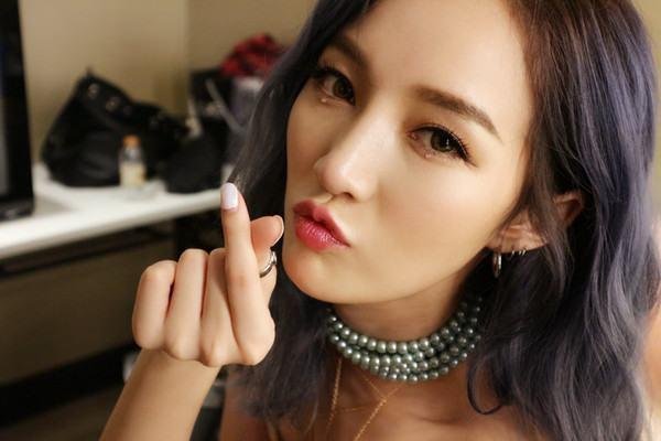 金莎冒充追求者给孟佳送玫瑰花娃娃,金莎这么做是出于什么?