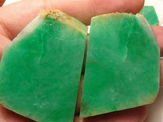 微博上的「玉石鉴定师岳工」真的能只通过图片就确定一块玉石的真假吗？