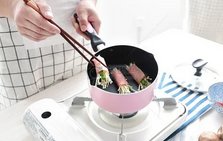 石家庄一老人用绳把双胞胎拴腰上做饭，你是否能理解老人的这番举动？