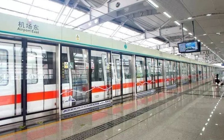 深圳一地铁站内有2名乘客摔地互殴，地铁工作人员采取了什么举措？