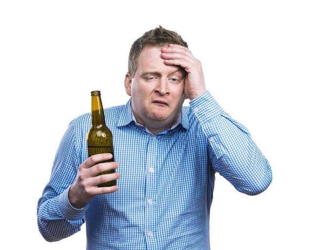 爸爸喝醉酒睡在地上，9岁萌娃改歌词“灵魂嘲讽”，到底唱了什么？