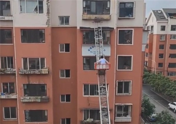 辽宁女子做核酸忘带钥匙，热心邻居用云梯送其回家，此举存在哪些安全隐患？