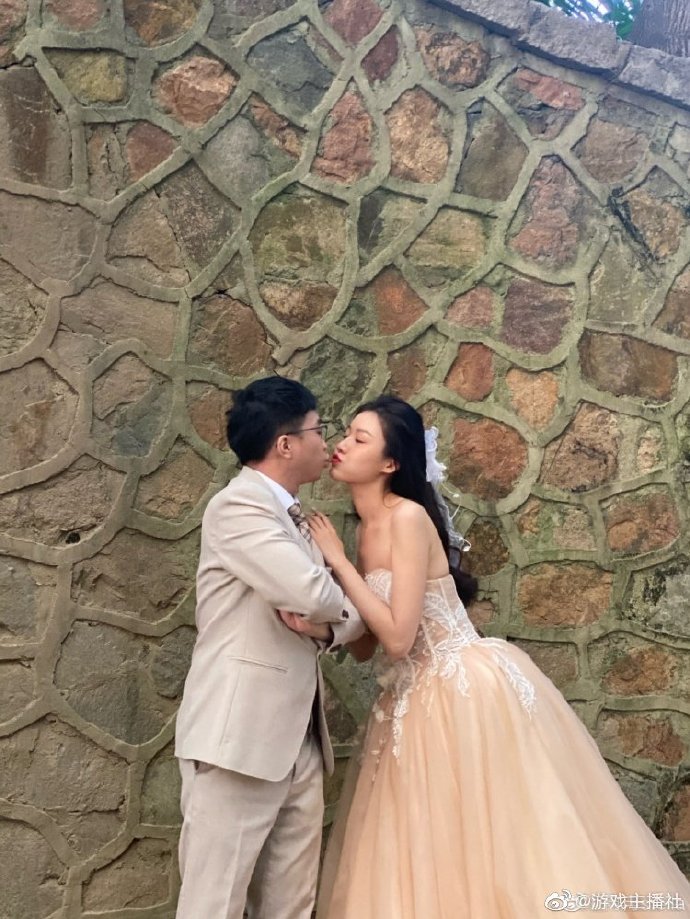 RNG现任教练tabe是怎样和他女朋友结婚的呢？