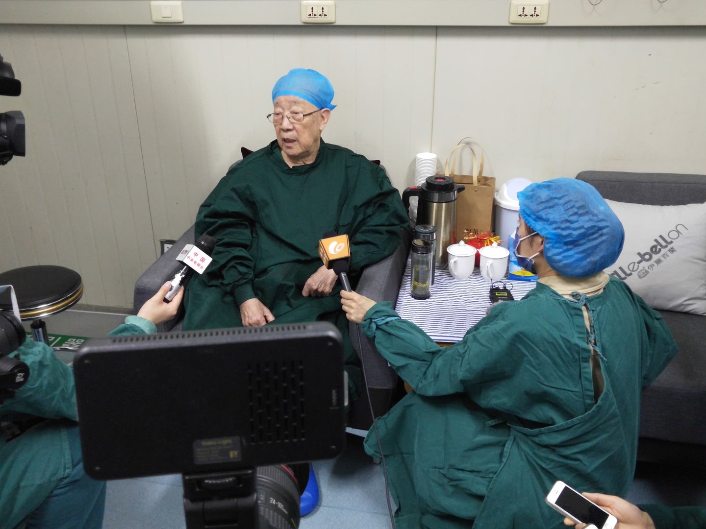 吴孟超80岁学生为吴老送别，吴孟超在众人心中是个怎样的人民英雄？