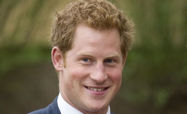 哈里终于回到英国，首次露面笑容满面，与之前反差太大，你怎么看？