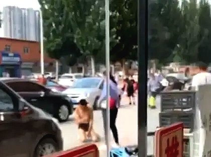 男子当街裸体下跪让小三鞭打，同入酒店后死亡，他们到底干了啥？