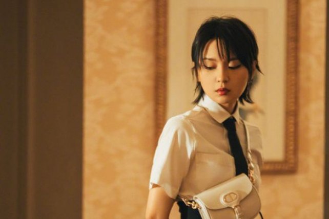 “不受欢迎”的周笔畅默默圈粉三千万，她成功的超越李宇春，你怎么看？