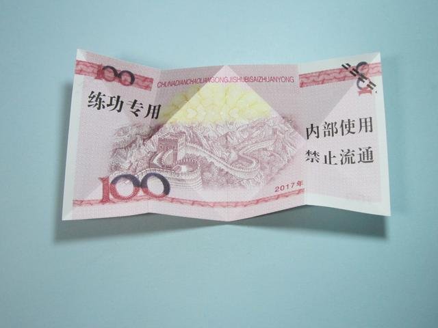 钞票叠爱心方法