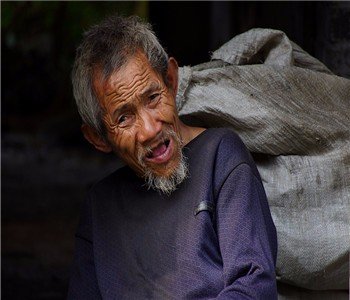 千万账单当废纸卖:拾荒老人见无人看管 拿走当废纸卖 粗心会计和拾荒老人谁的锅?