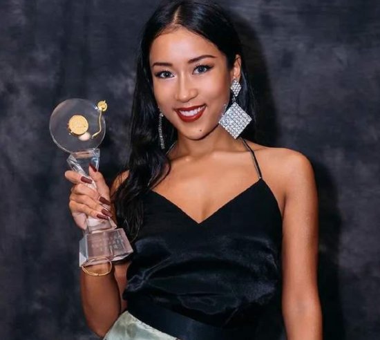 吉克隽逸洗头洗到一半不敢洗了，原因是什么？