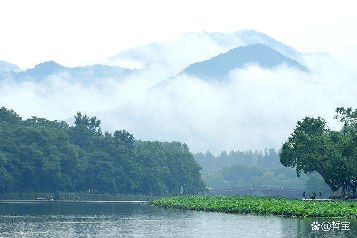 杭州西湖出现平流雾，平流雾中的杭州有多美？